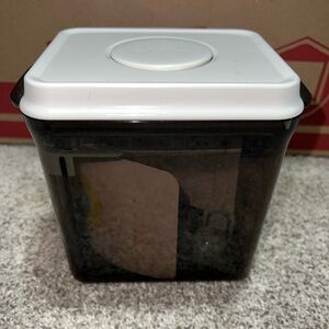 Air tight storage container